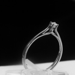 single stone ring with brilliant stone 2