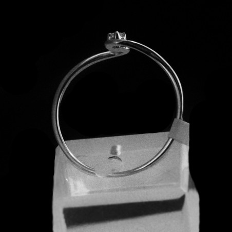 μονοπετρο δαχτυλιδι με καμπυλες και πετρα μπριγιαν