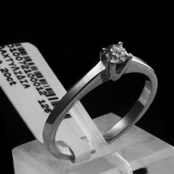 single stone ring with brilliant stone