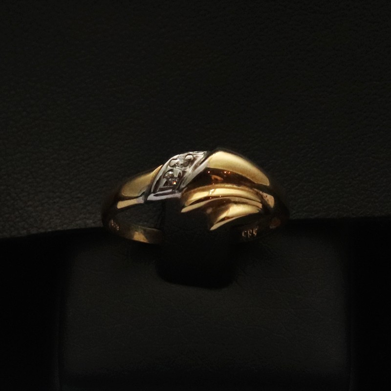 gold ring with cubic zirgonia stones