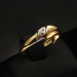 gold ring with cubic zirgonia stones 2