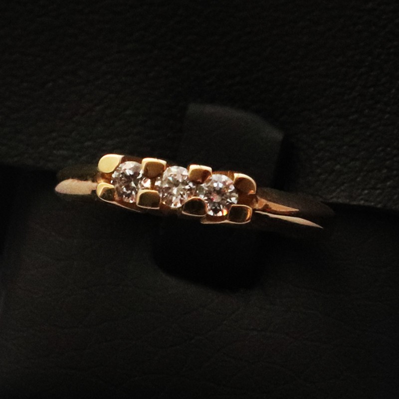 gold ring with cubic zirgonia stones