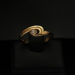gold ring with cubic zirgonia stone 2