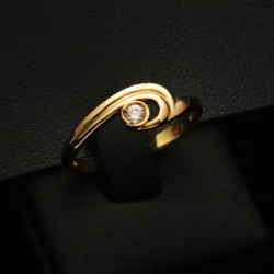 gold ring with cubic zirgonia stone