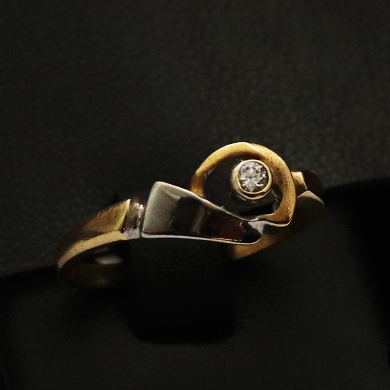 gold ring with cubic zirconia stones