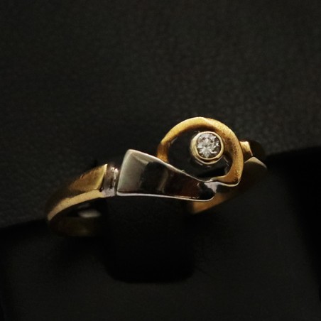 gold ring with cubic zirconia stones