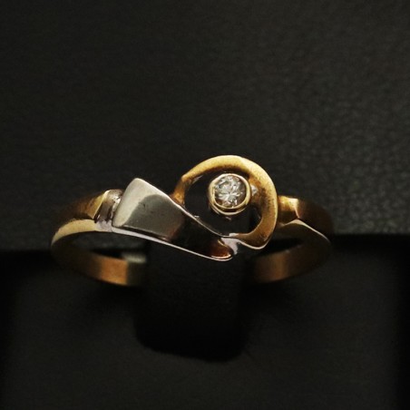 gold ring with cubic zirconia stones