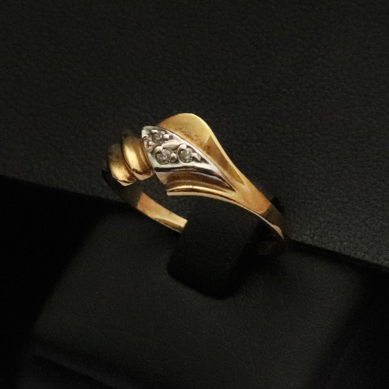 gold ring with cubic zirconia stones
