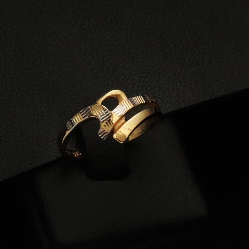 gold ring with pattern