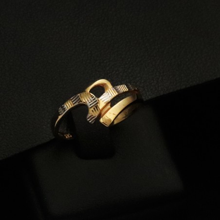 gold ring with pattern