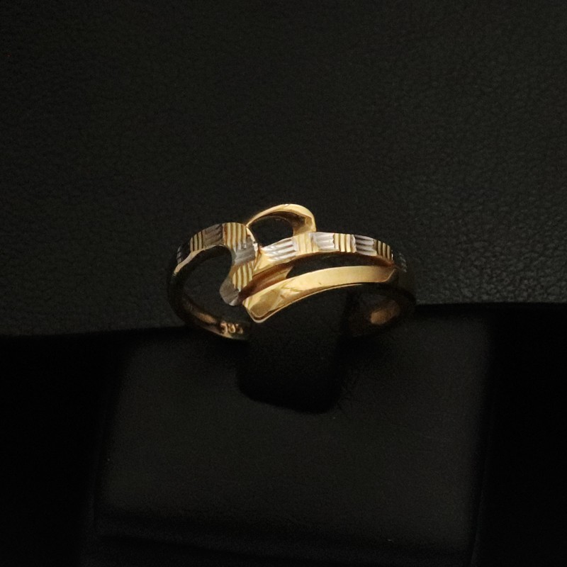 gold ring with pattern