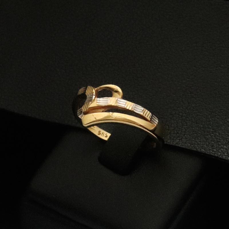 gold ring with pattern