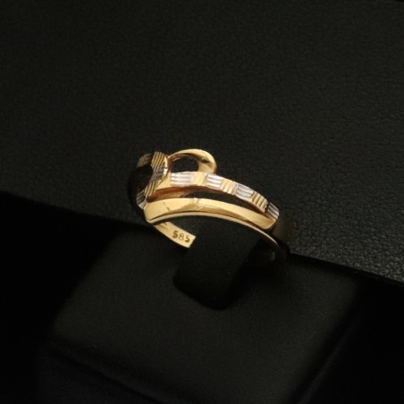 gold ring with pattern