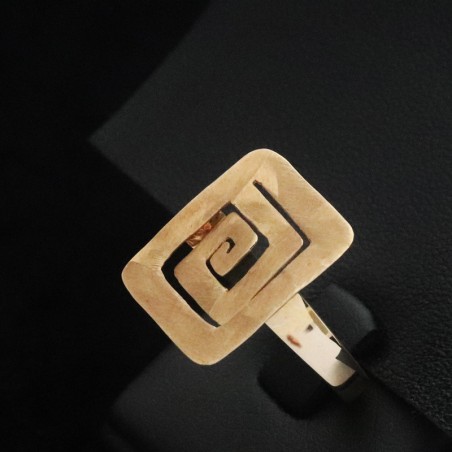 gold ring with pattern