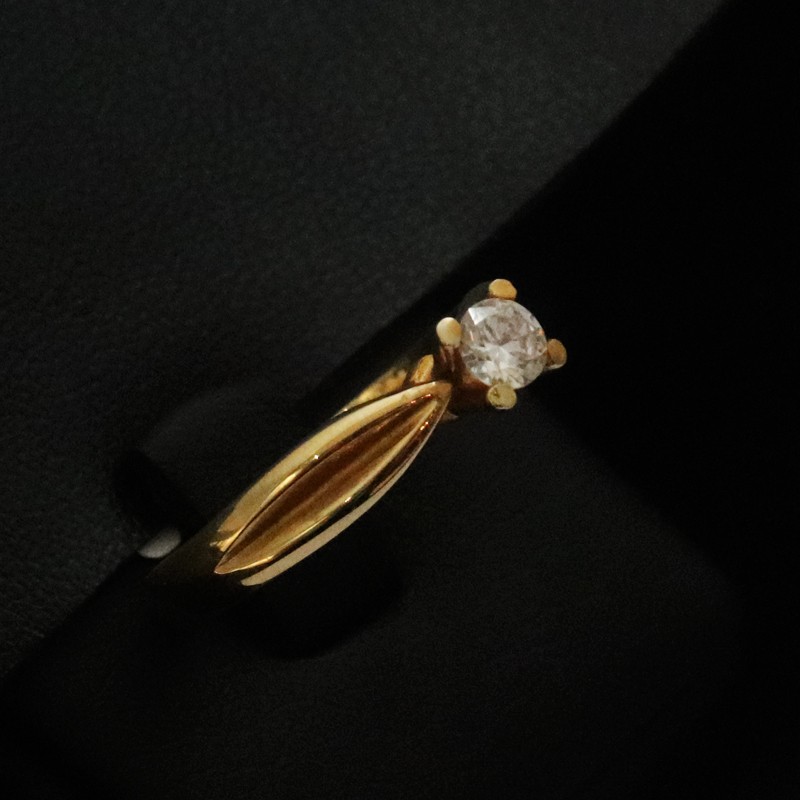 single stone gold ring with cubic zirconia stone