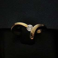 gold ring with cubic zirconia stone 2