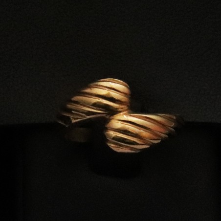 gold ring with lines
