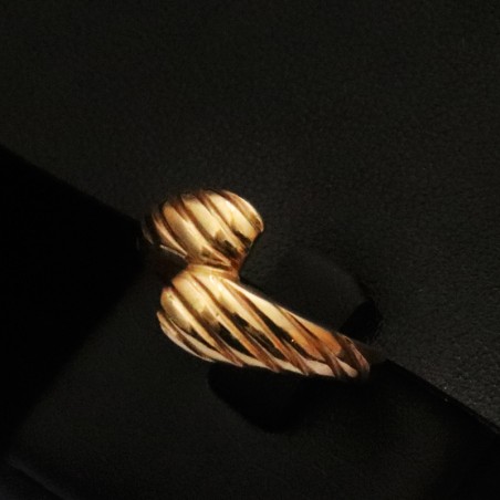 gold ring with lines