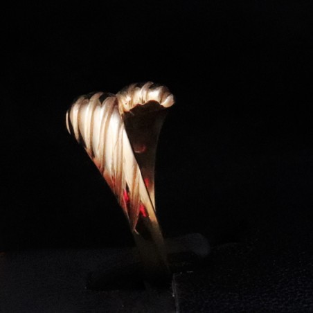 gold ring with lines