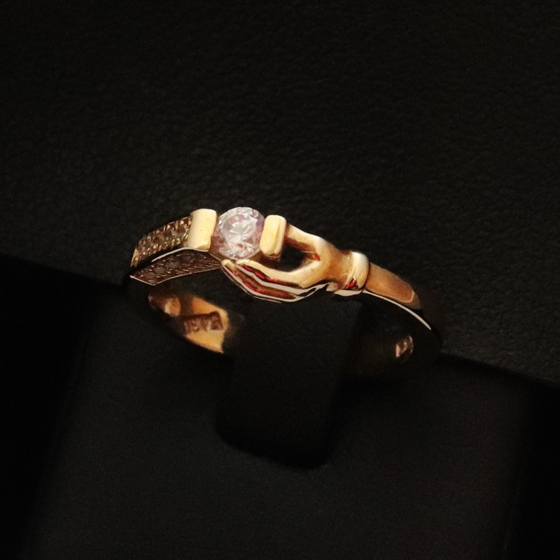 single stone gold ring with pattern