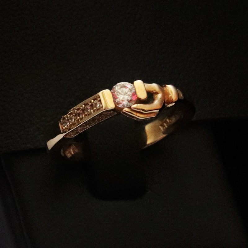 single stone gold ring with pattern