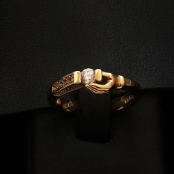 single stone gold ring with pattern