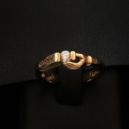 single stone gold ring with pattern
