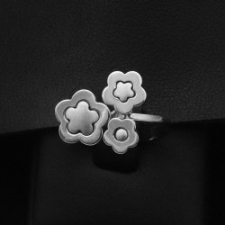 white gold ring with daisies