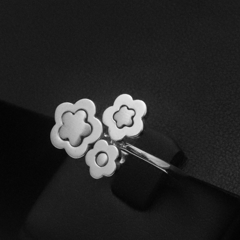 white gold ring with daisies