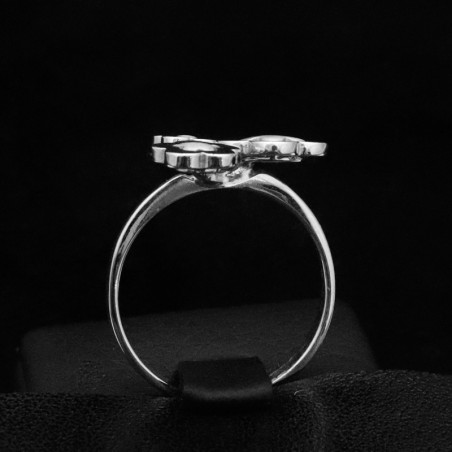 white gold ring with daisies