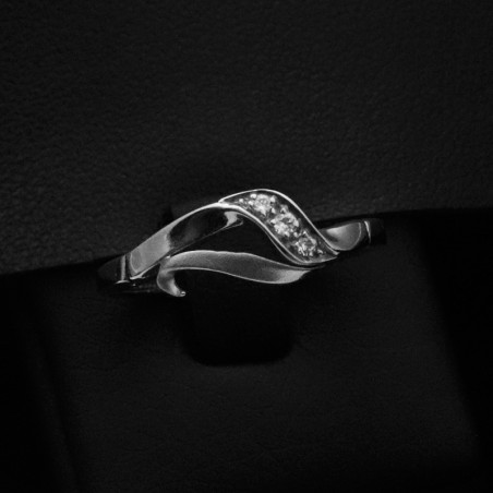 white gold ring with cubic zirconia stones
