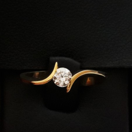 Single stone gold ring with cubic zirconia stone