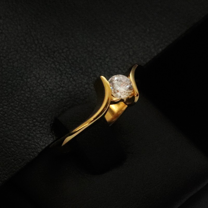 Single stone gold ring with cubic zirconia stone