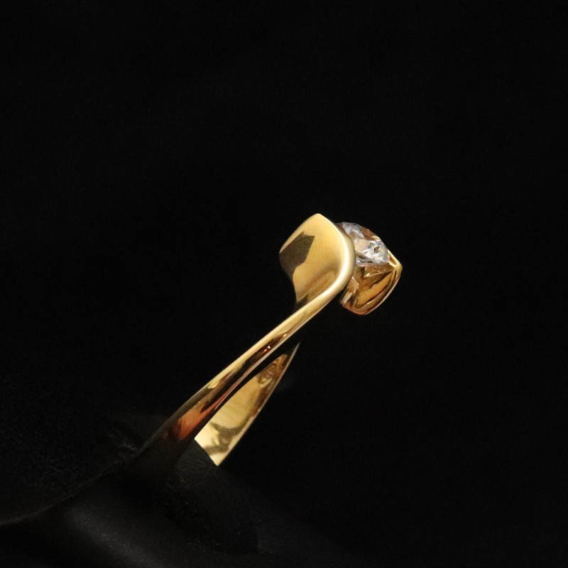 Single stone gold ring with cubic zirconia stone