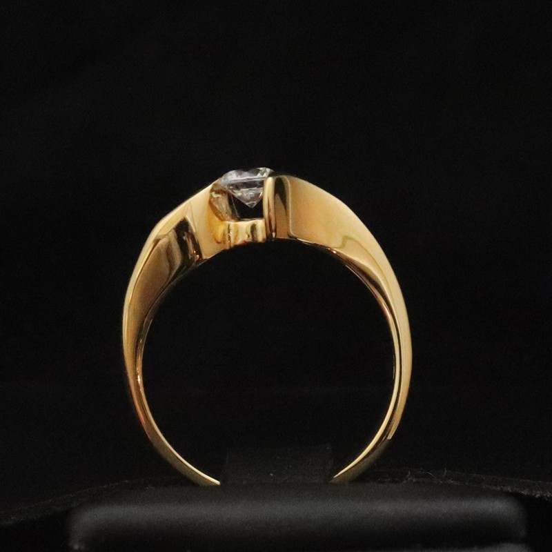 Single stone gold ring with cubic zirconia stone