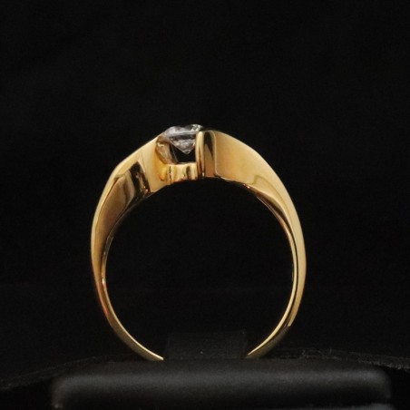 Single stone gold ring with cubic zirconia stone