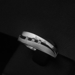 White gold ring with cubic zirconia stone 2