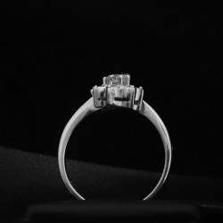 white gold ring in daisy design and cubic zirconia stones 2