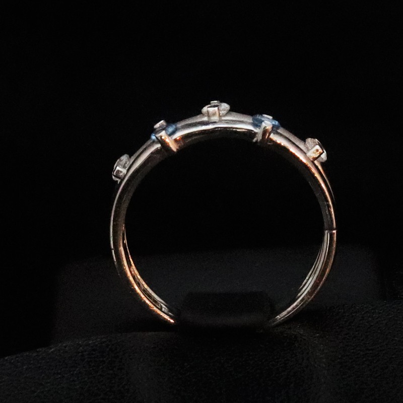 white gold ring with aquamarine stone