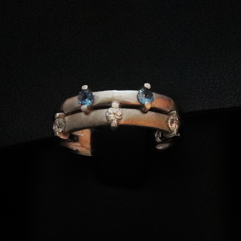 white gold ring with aquamarine stone