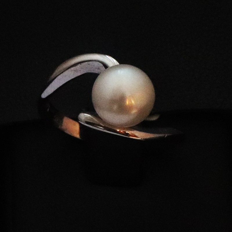 white gold ring with pearl