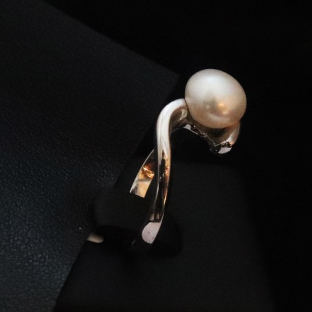 white gold ring with pearl