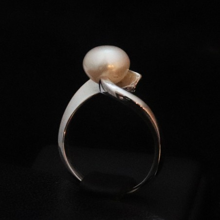 white gold ring with pearl