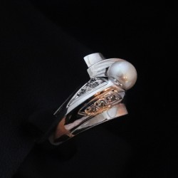white gold ring with cubic zirconia stone and pearl 2