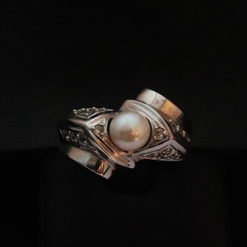 white gold ring with cubic zirconia stone and pearl