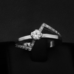 White gold ring with cubic zirconia stone 2