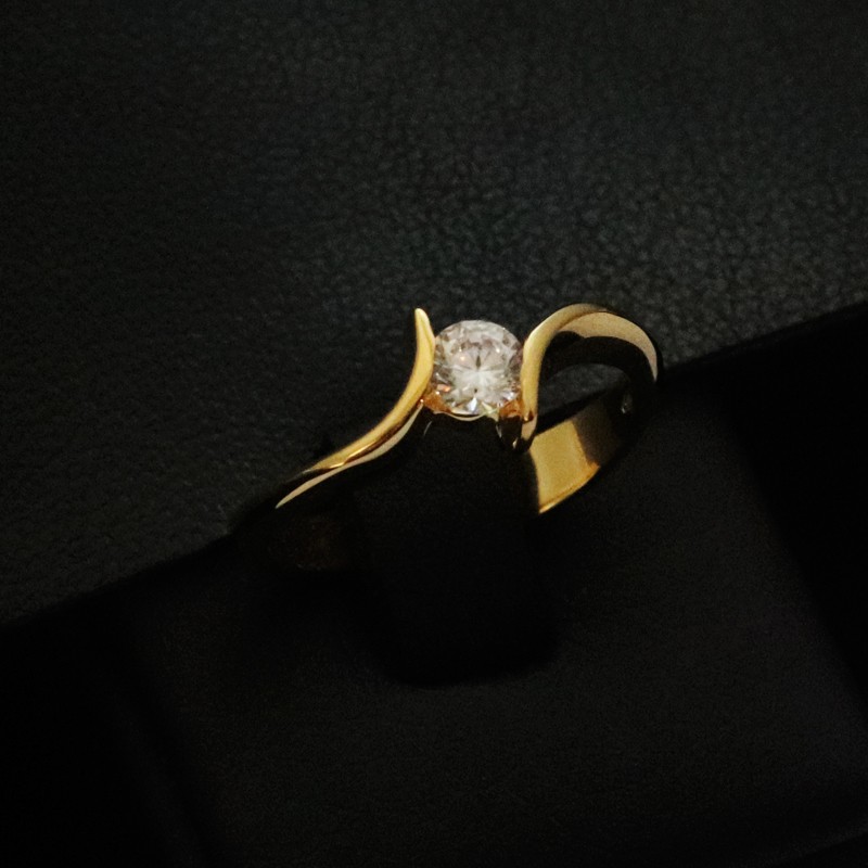 Single stone gold ring with cubic zirconia stone