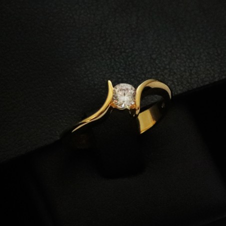 Single stone gold ring with cubic zirconia stone