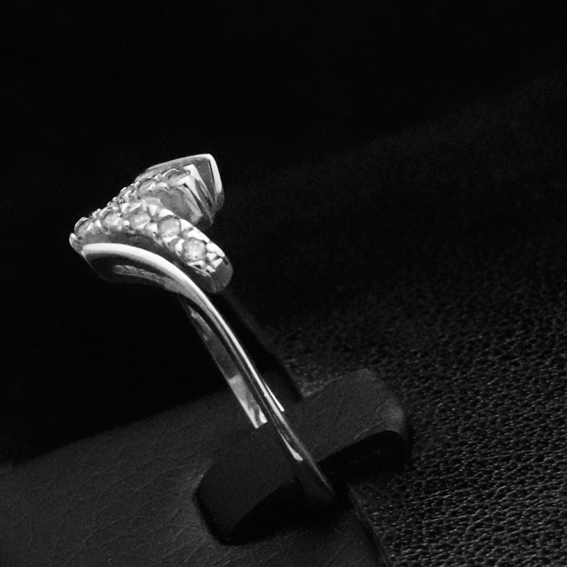 Λευκοχρυσο δαχτυλιδι με πετρες ζιργκον