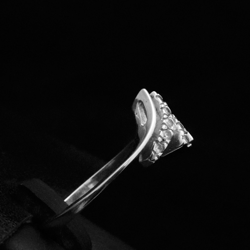 Λευκοχρυσο δαχτυλιδι με πετρες ζιργκον